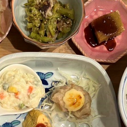 本日のデザートは、かぼちゃの皮を煮て、ミキサーして、片栗粉で固めて黒蜜をまぶした手の込んだ一品